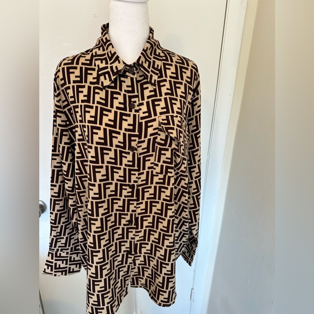 Size: L. Color: Brown. Brand is not Fendi